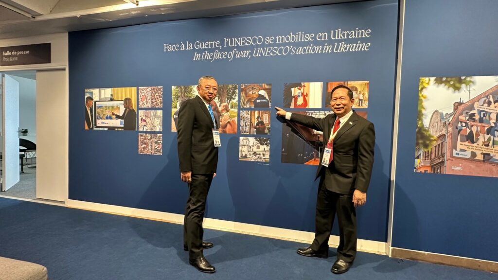 http://line_album_71166-unesco-general-conference-42-session_231109_35_0